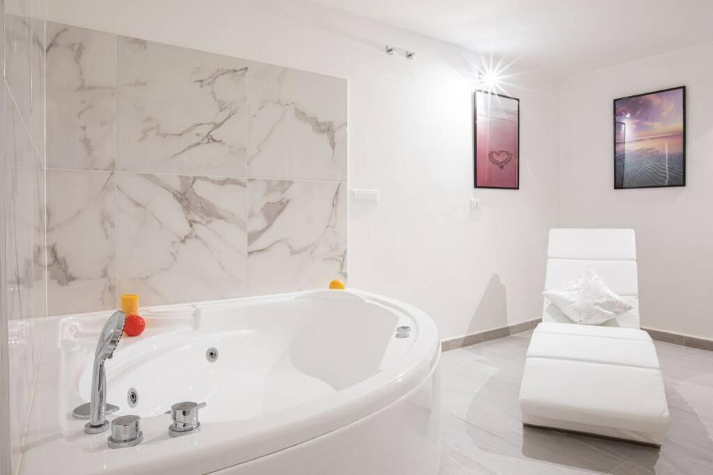 Unforgettable Split Level Jacuzzi Suite Navona - Top Collection Rome Bagian luar foto